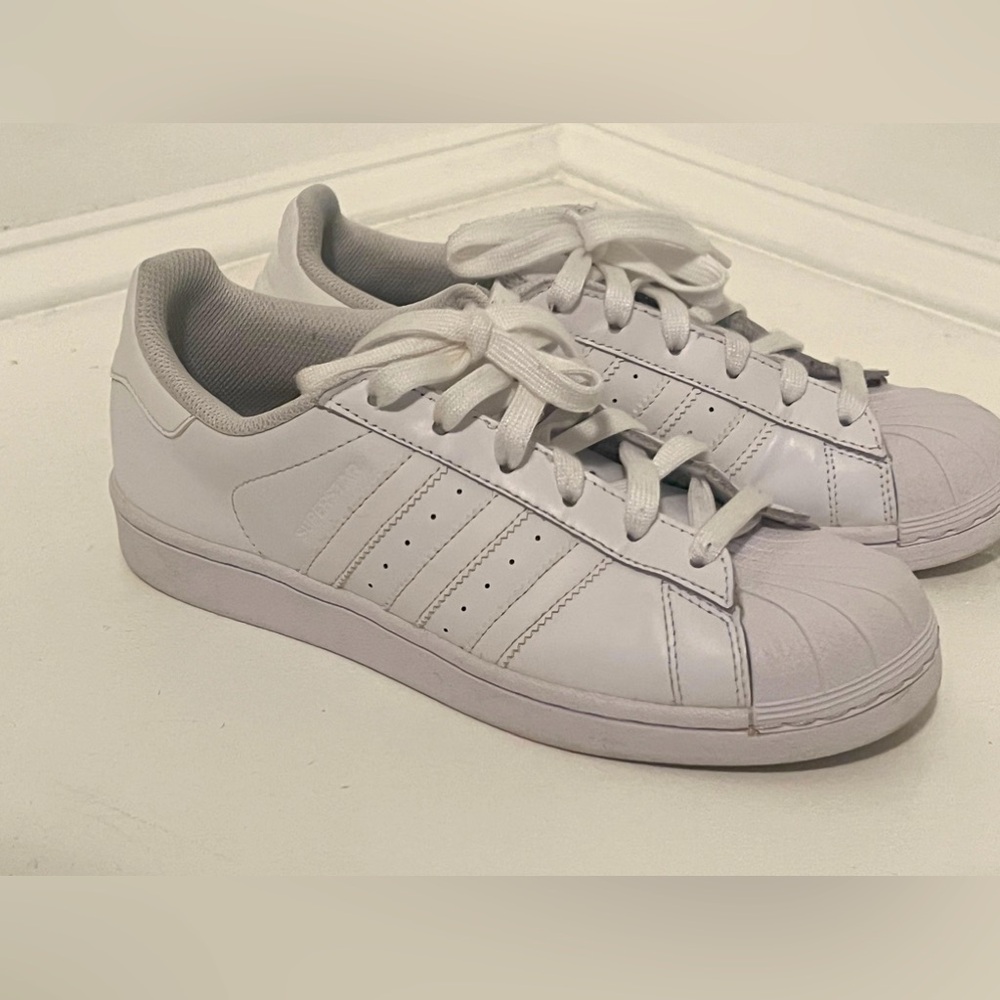 Adidas Superstar. Big Kid 6